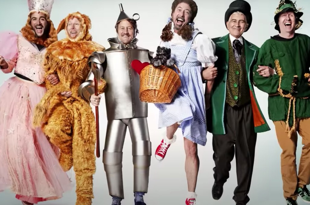 Les Foo Fighters s'habillent en personnages du "Magicien d'Oz" dans "SNL", Dave Grohl fait des camées hilarantes : regardez