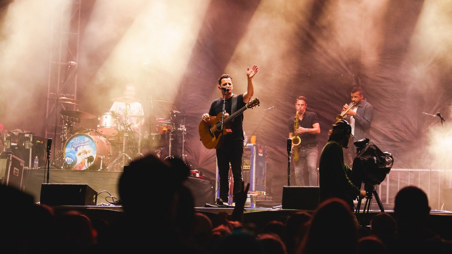 Regardez OAR interpréter les classiques de Bon Jovi avec Richie Sambora à Oceans Calling