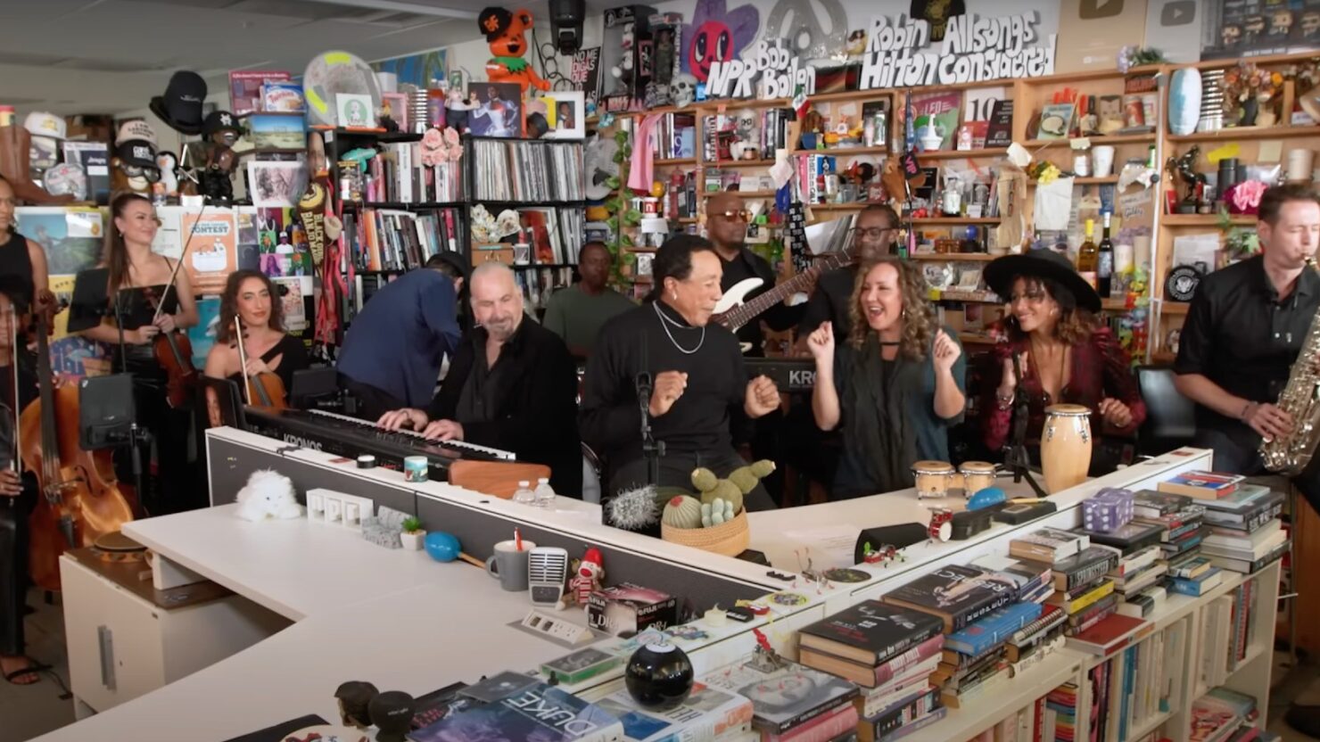 Regardez Smokey Robinson mélanger les classiques de la Motown avec de nouvelles chansons pour « Tiny Desk Concert »
