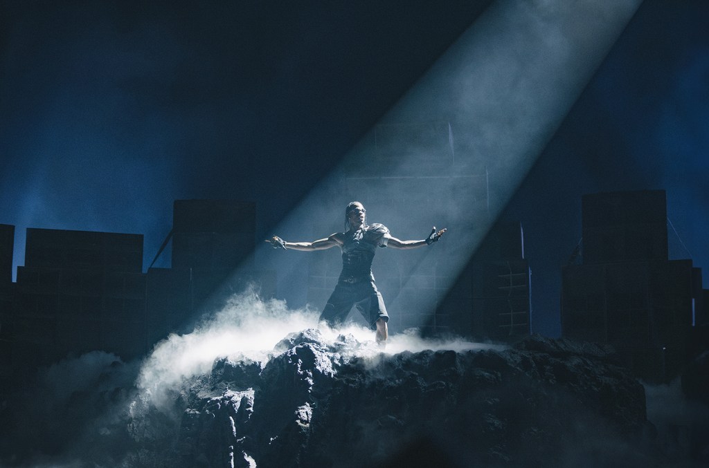 Travis Scott interrompt son concert pour empêcher la sécurité d'expulser un fan