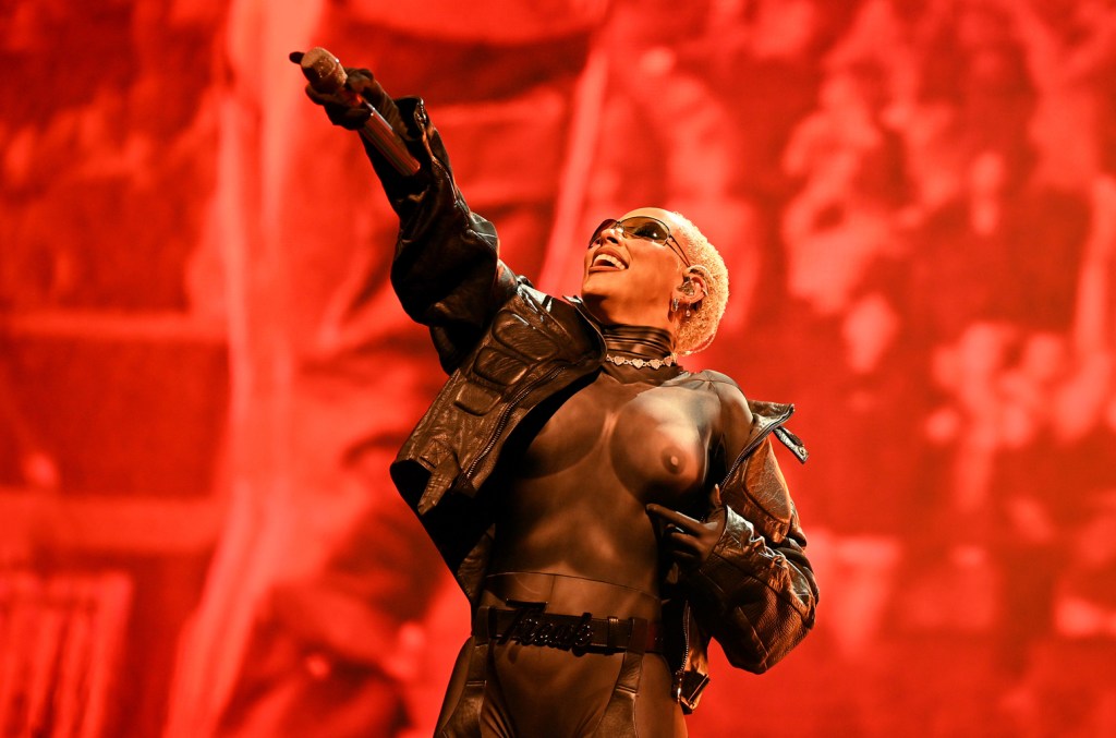 Doja Cat donne une performance impressionnante à LA Stop sur « The Scarlet Tour »