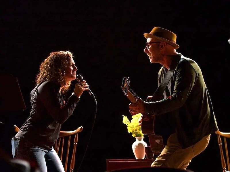 Le cabaret à succès célébrant Joni Mitchell et Leonard Cohen revient à Signature