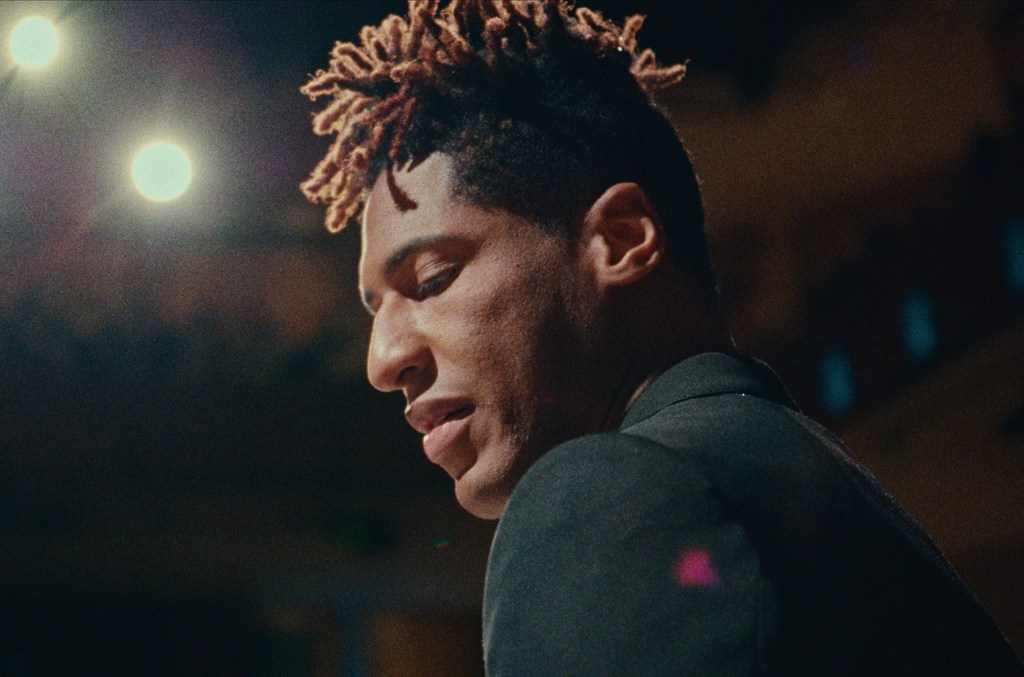 Jon Batiste sur la vulnérabilité pour le nouveau documentaire Netflix "American Symphony"