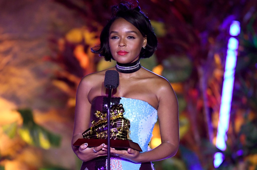 Janelle Monae invoque l'esprit de Prince, Stevie Wonder, Grace Jones et bien d'autres lors du discours d'acceptation des Soul Train Awards
