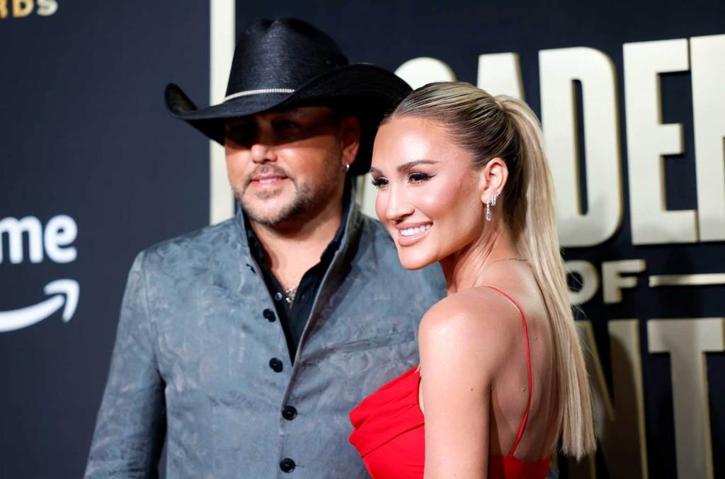 Jason Aldean et sa femme Brittany s'habillent en Donald Trump et Joe Biden dans la vidéo du débat présidentiel d'Halloween