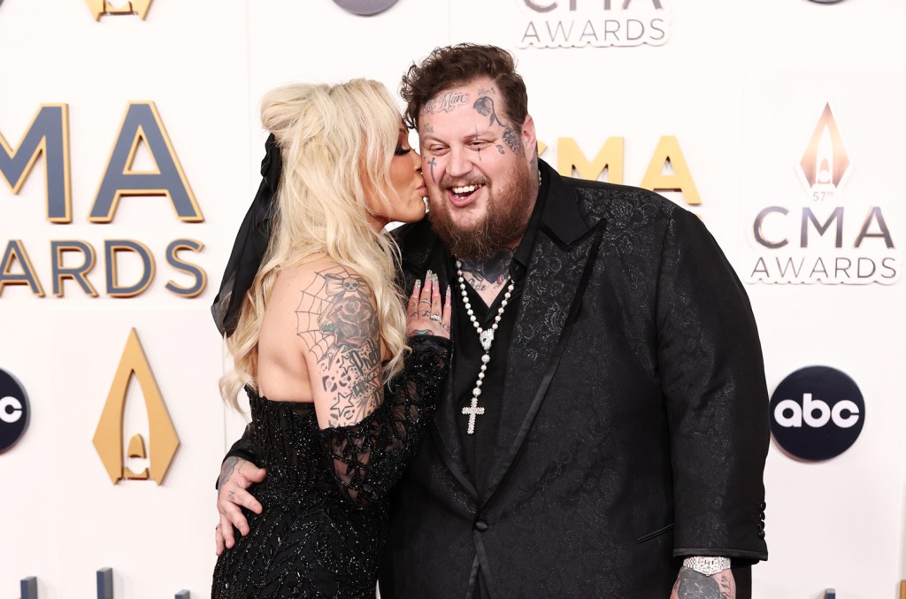 Jelly Roll plaisante doucement sur la "pièce accessoire" de sa femme Bunnie XO sur le tapis rouge des CMA Awards