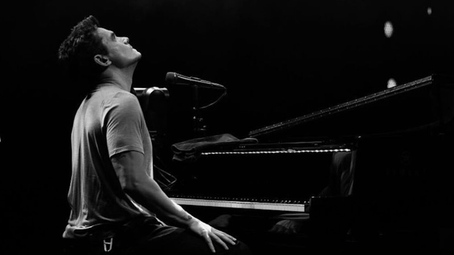 John Mayer joue "Patience" de Guns N'Roses au piano à San Francisco