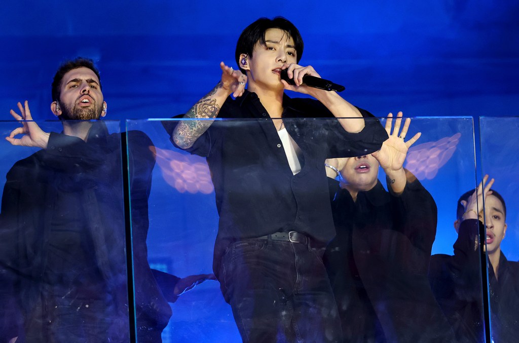 Jung Kook donne un spectacle surprise à Times Square à New York