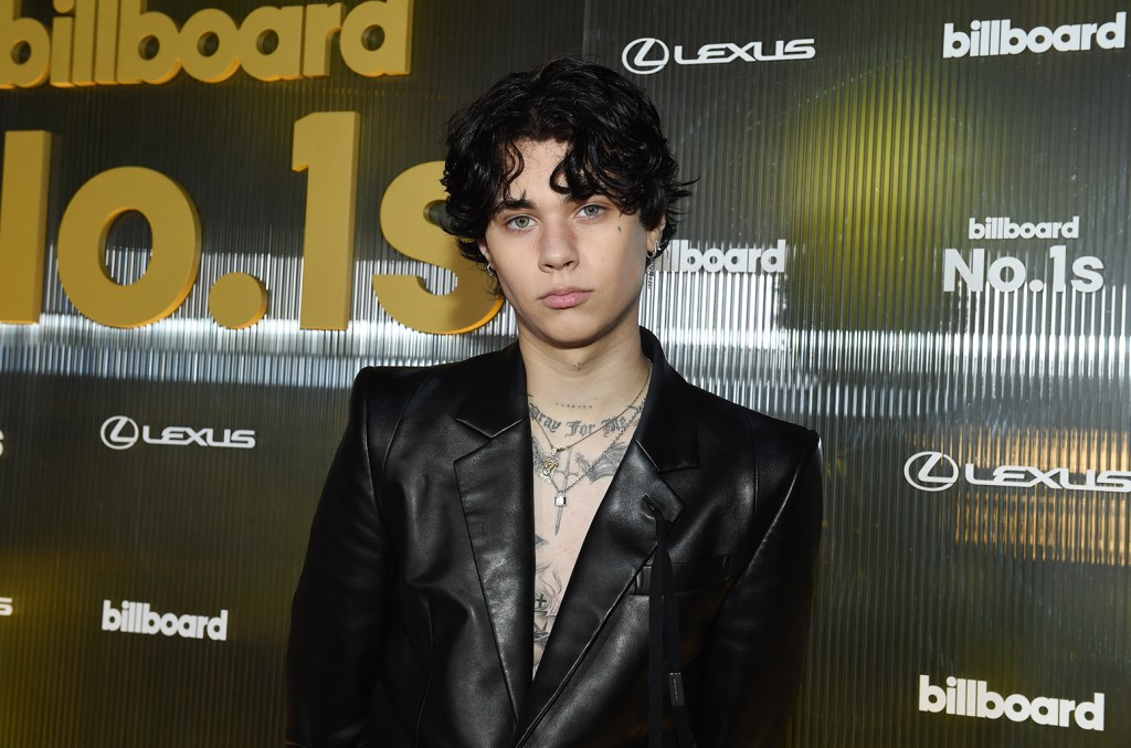 Landon Barker dit que papa Travis Barker n'édulcore pas les commentaires musicaux : "Il est toujours transparent"