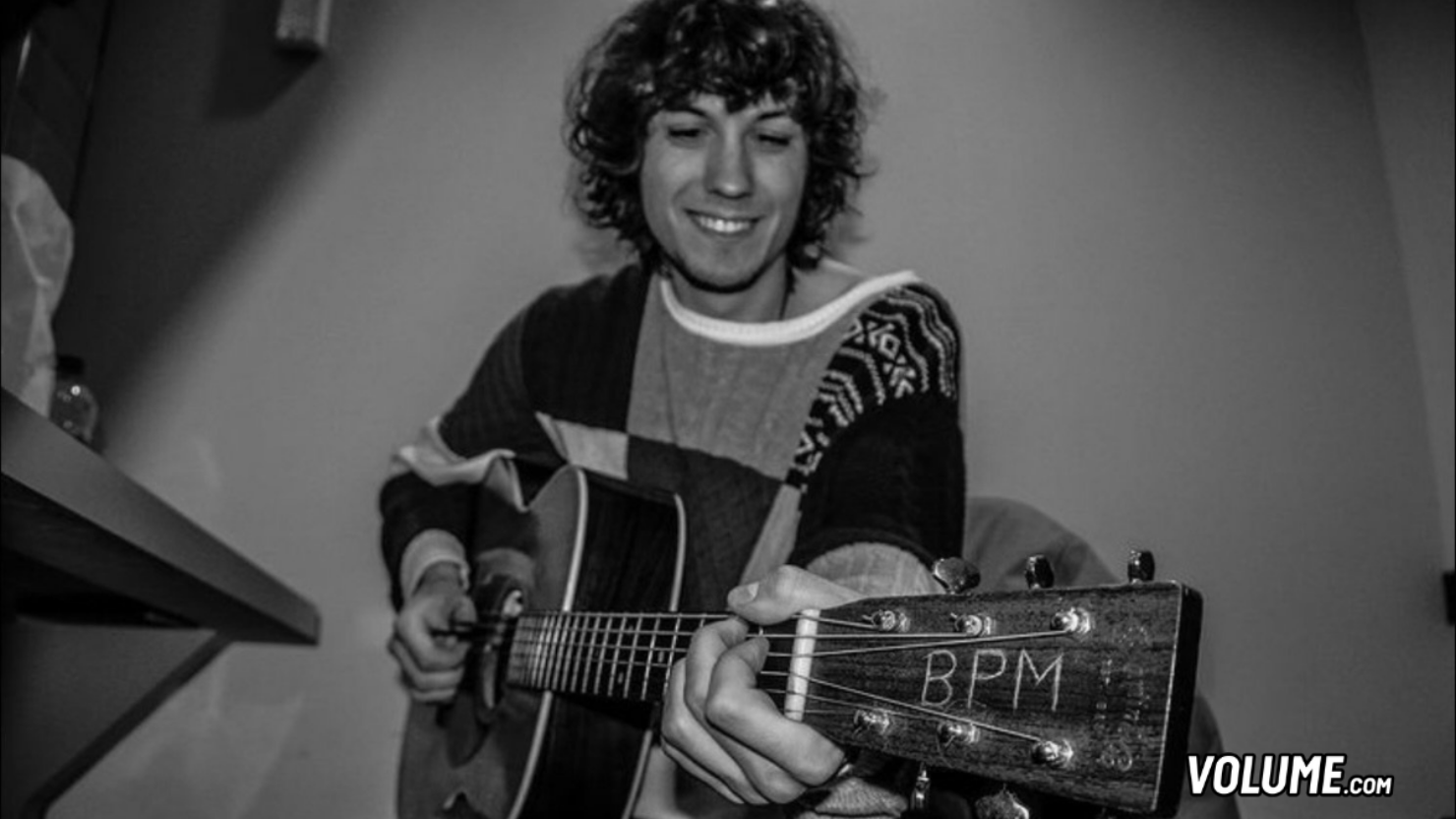 Le premier solo acoustique de Brian Murray de Watch Dogs In A Pile en direct sur Volume.com