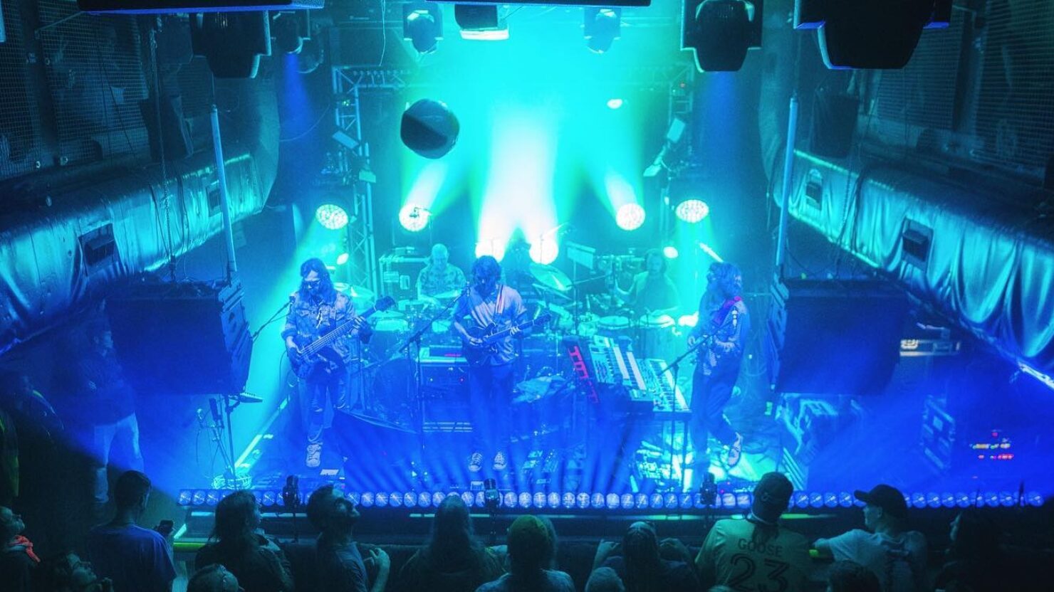 Regardez Goose jouer « All I Need » sur un bateau à Bristol