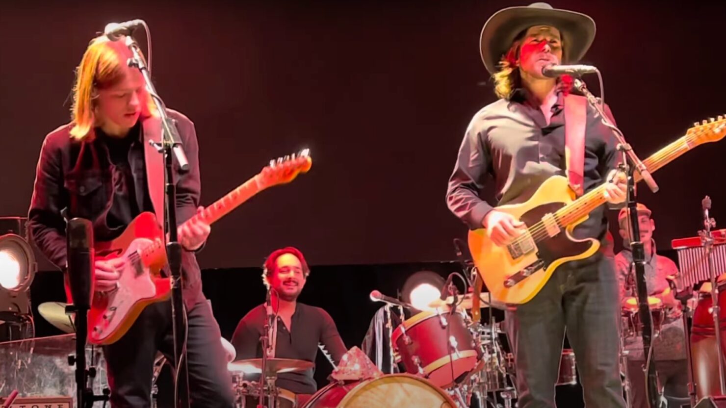 Regardez Lukas Nelson et Toby Lee reprendre un classique du bluesy Willie Nelson à Boston