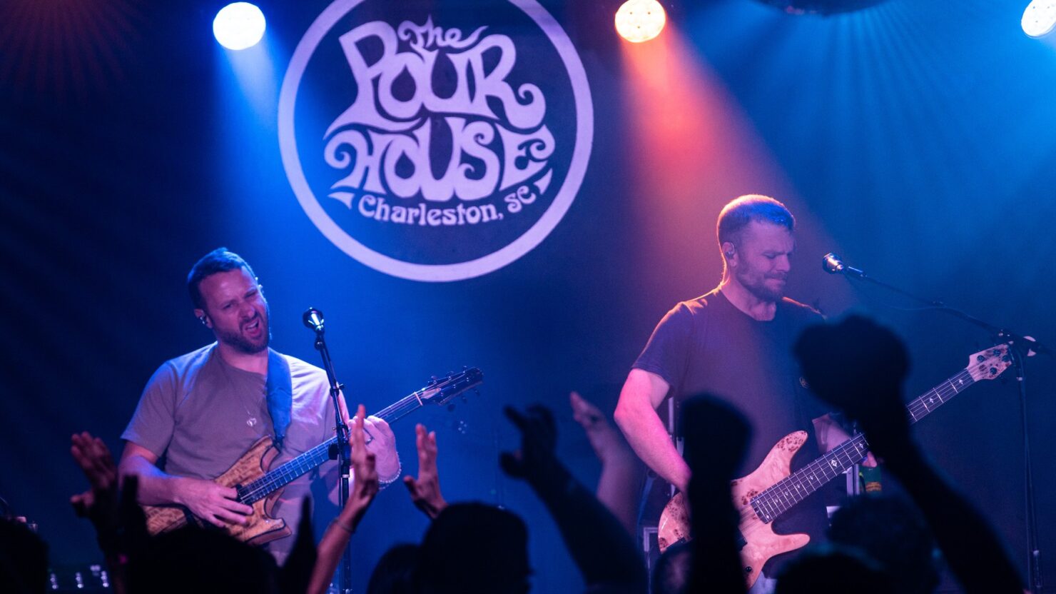 Regardez Spafford proposer une couverture pour les Chunky Eagles à Charleston
