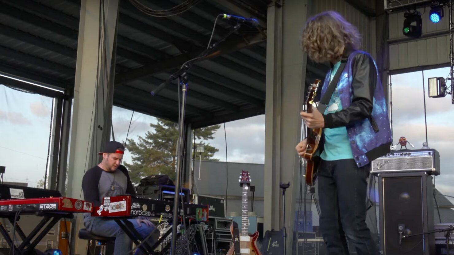 Regardez des pigeons jouer au ping-pong avec les membres de Twiddle au Domefest 2023