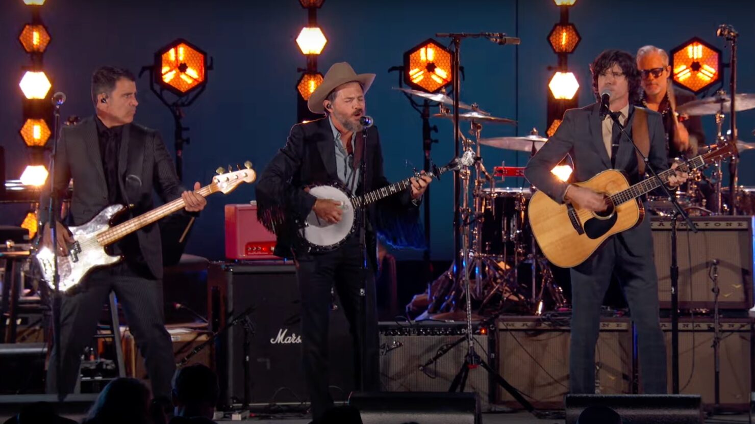 Regardez les frères Avett « reprendre le tempo » lors de la célébration du 90e anniversaire de Willie Nelson