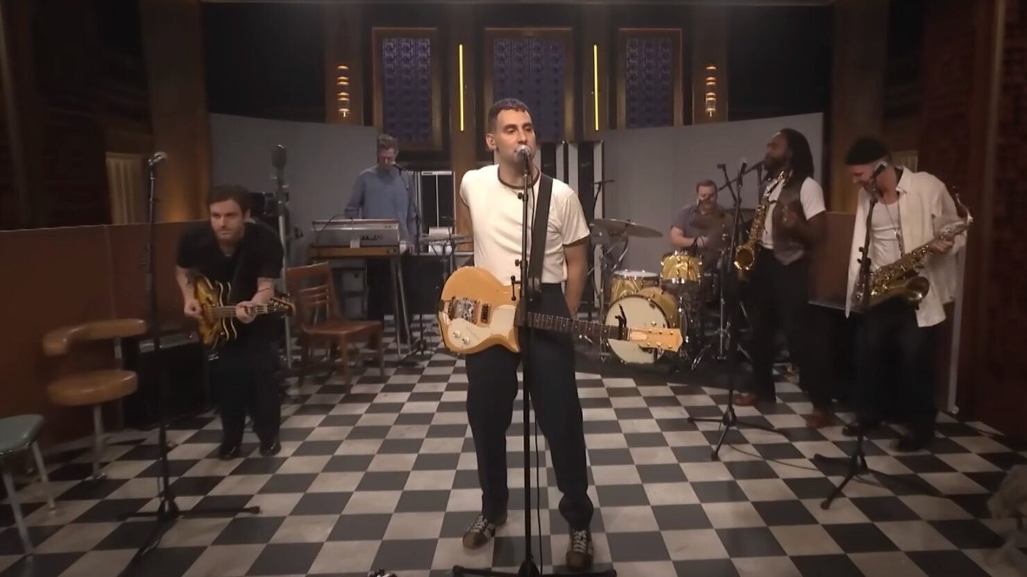 Regardez l'interprétation exaltante de "Modern Girl" par Bleachers dans "Fallon"