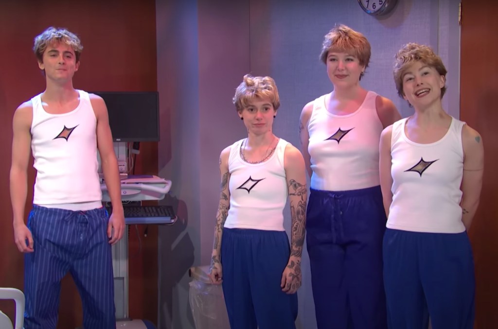 Troye Sivan réagit à l'impression du démon du sommeil "SNL" de Timothée Chalamet : "Pourquoi la vie est-elle si bizarre"