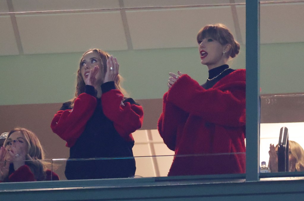 Taylor Swift encourage Travis Kelce lors du match Chiefs-Packers à Green Bay
