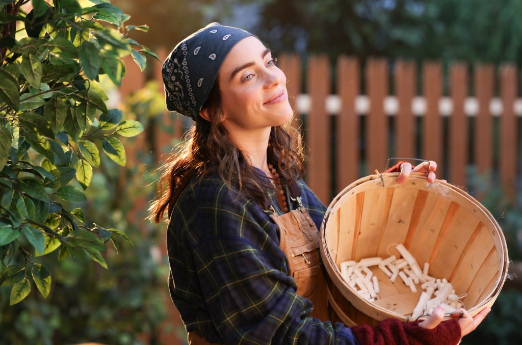 Billie Eilish rejoint Kate McKinnon, Kristen Wiig et Maya Rudolph dans le sketch « Tampon Farm » sur « SNL »