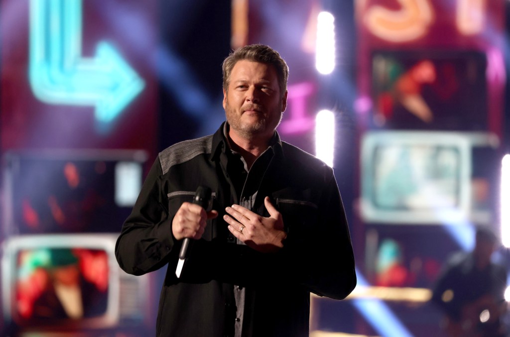 Blake Shelton dit qu'il espère « réduire ou arrêter » de boire en 2024