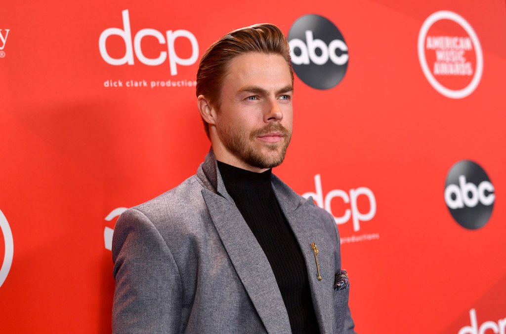 Derek Hough dit que sa femme est « sur le long chemin du rétablissement » après une chirurgie cérébrale d'urgence