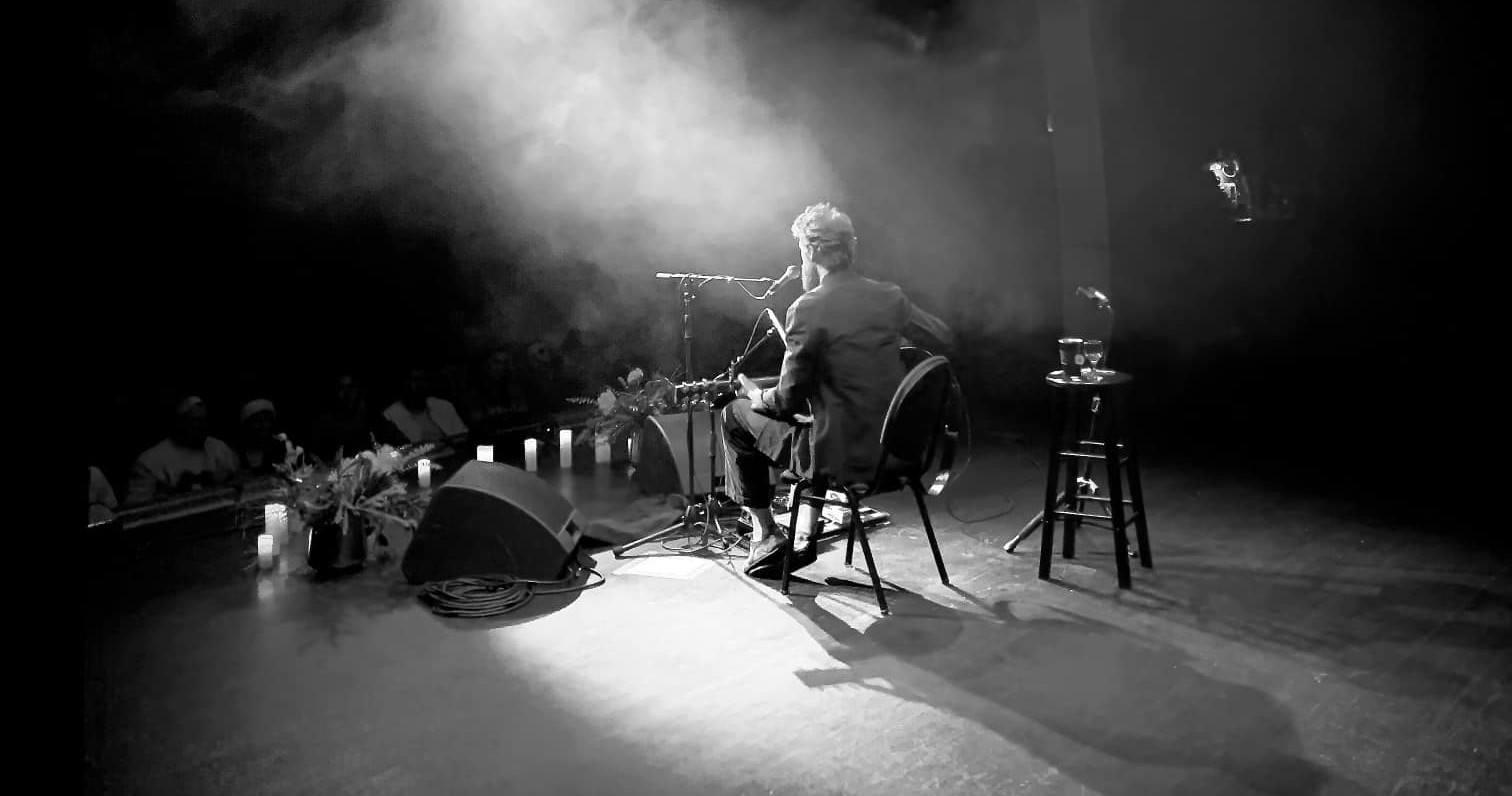 Écoutez le père John Misty faire ses débuts avec une nouvelle chanson sur son album live surprise