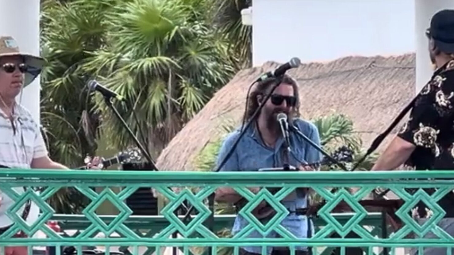 Greensky Bluegrass livre des couvertures anti-hameçonnage au gazebo au bord de la piscine de Strings & Sol