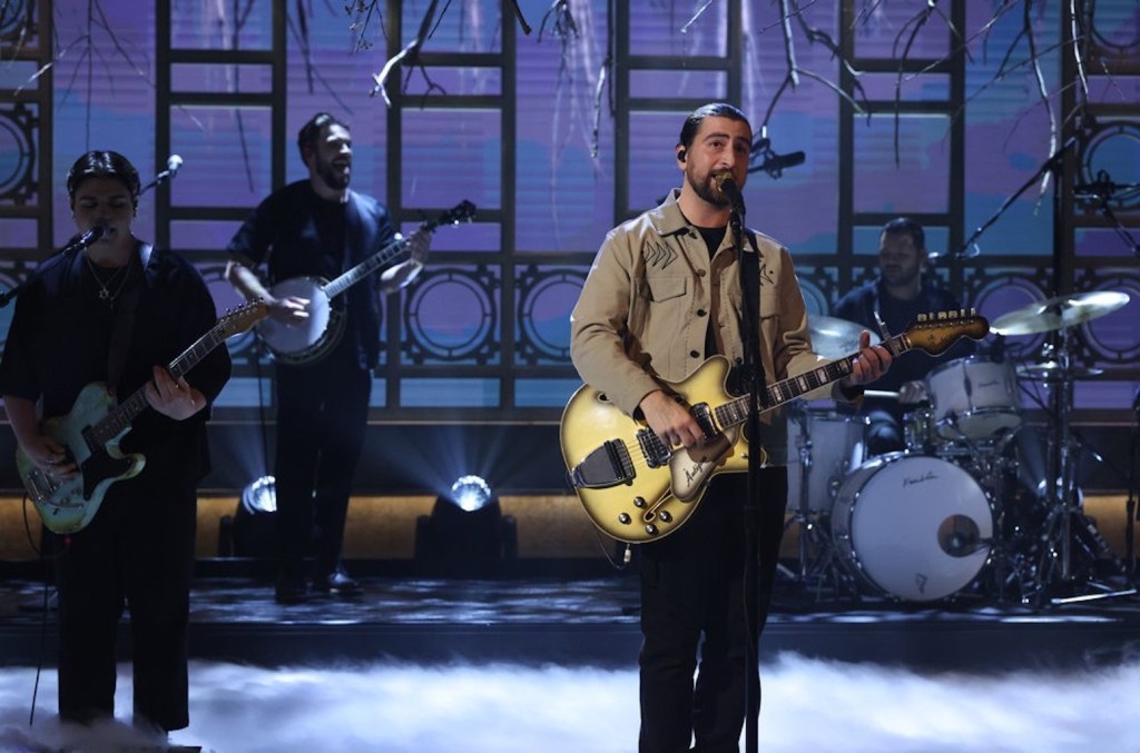 Noah Kahan interprète « Dial Drunk » et « Stick Season » dans les débuts de « SNL » : regardez