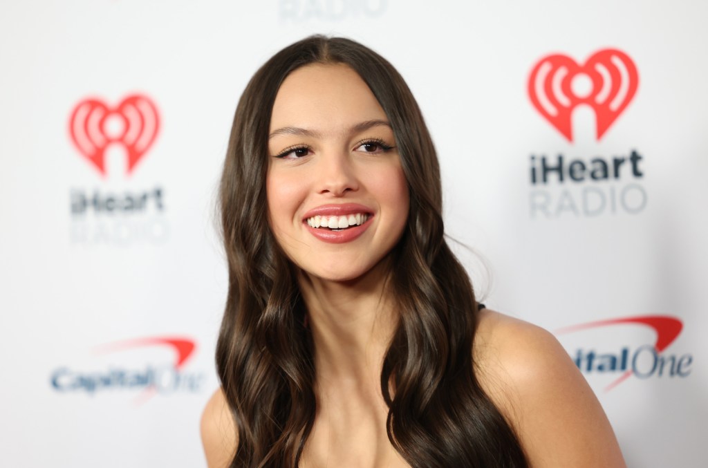 Olivia Rodrigo a été repérée en train d'embrasser Louis Partridge à New York et les fans l'adorent