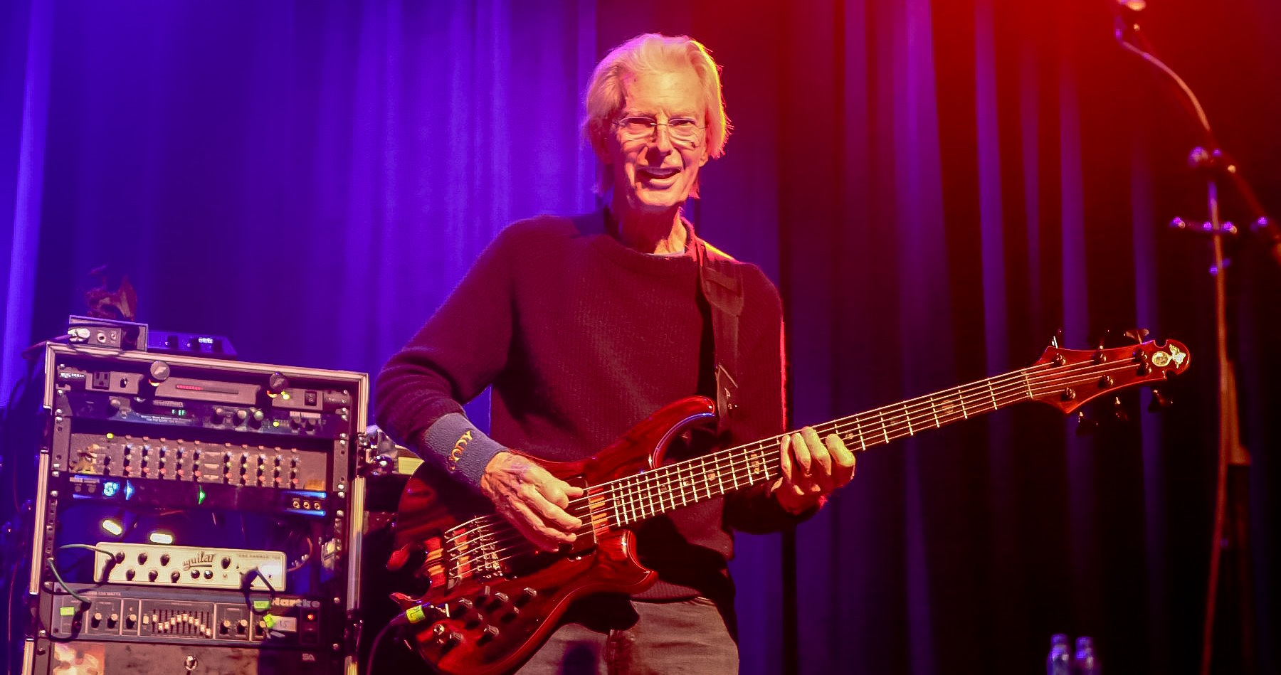 Phil Lesh clôture la dernière course Phil & Friends Fillmore à l'occasion du 25e anniversaire de la transplantation hépatique