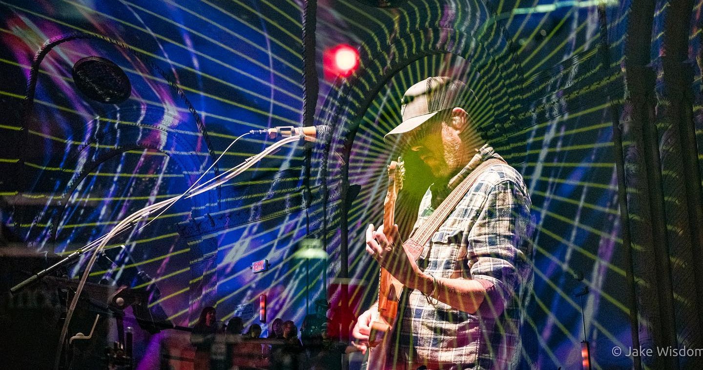 Regardez Chuck Garvey diriger moe.  À travers « Blue Christmas » au Capitol Theatre