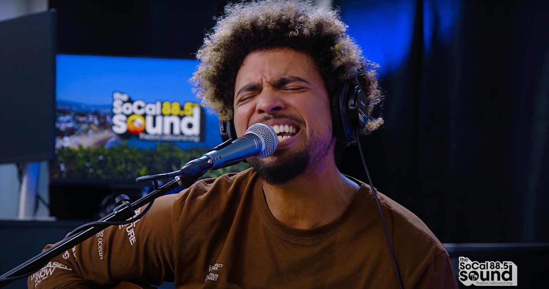 Regardez Devon Gilfillian jouer les vedettes de « Love You Anywhere » pour les « SoCal Sound Sessions »