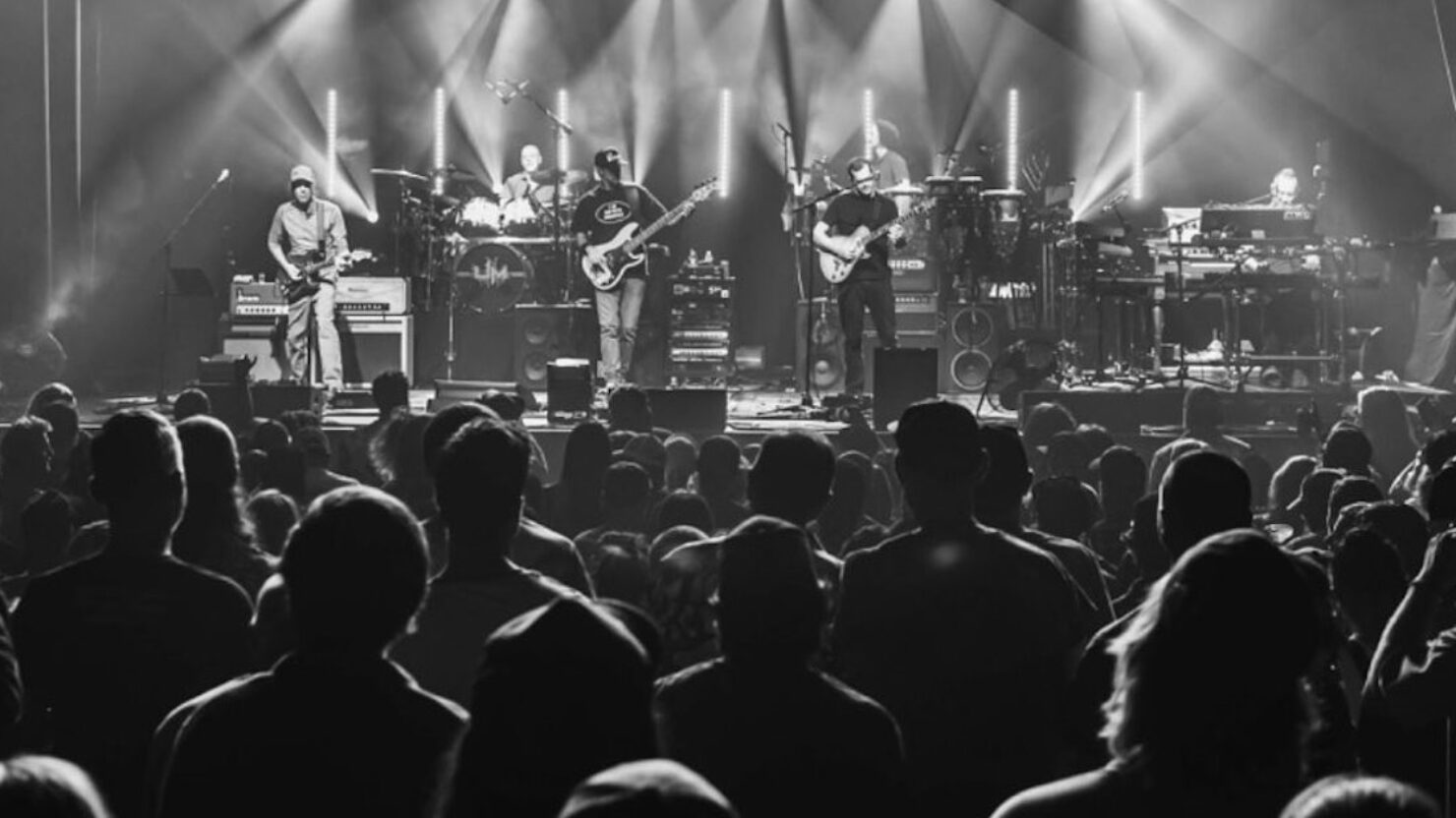 Regardez McGee d'Umphrey « couper le câble » avec le batteur de Lotus Mike Greenfield dans le Montana