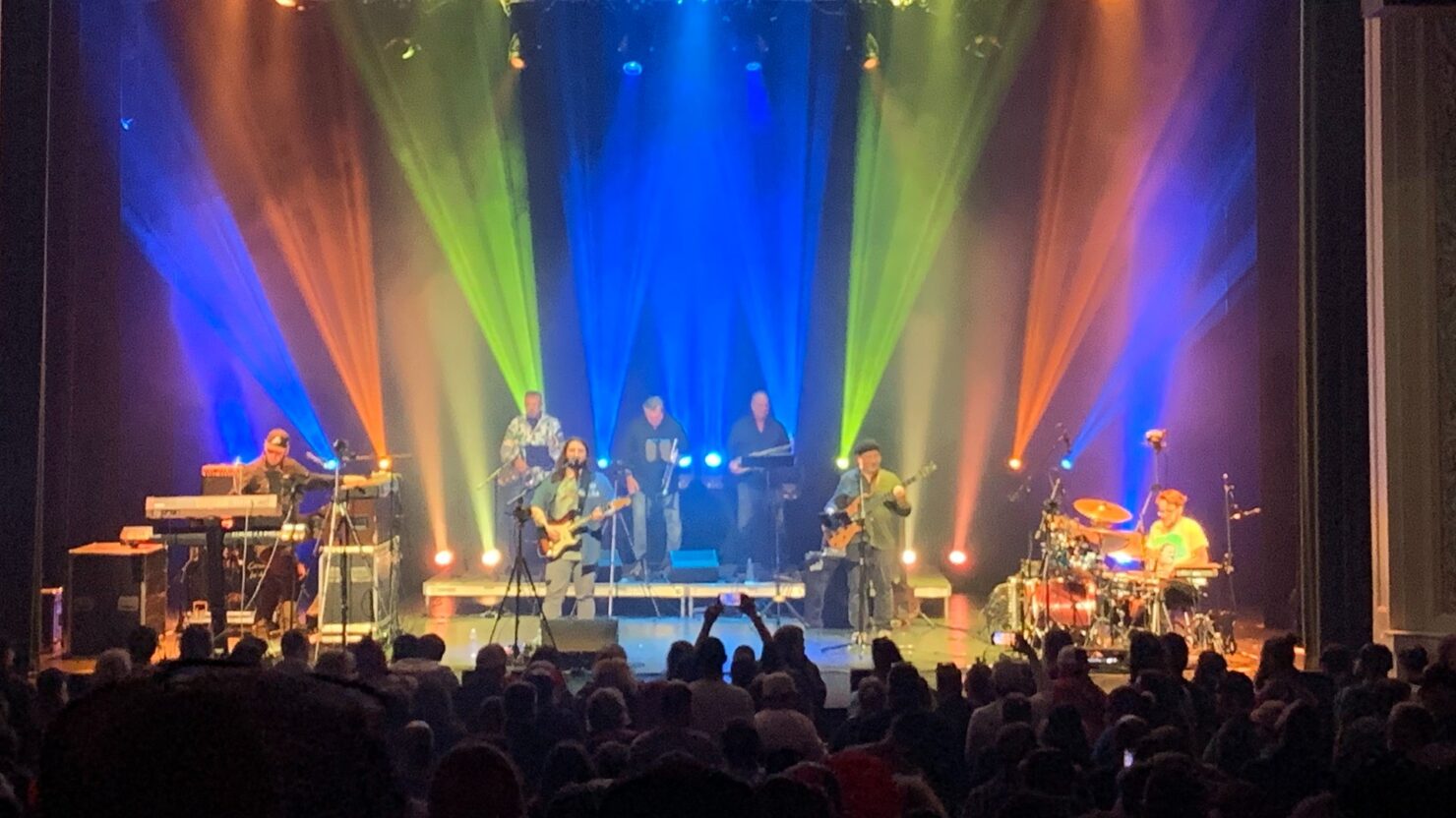 Regardez Pink Talking Fish ramener des cornes géantes au théâtre colonial pour des classiques de phish