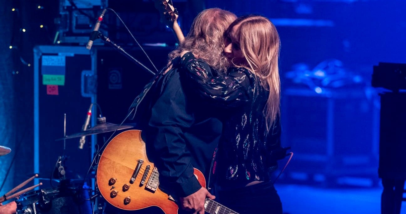 Regardez Warren Haynes rejoindre Karina Rykman pour un voyage dans le « Dirty South » lors du Christmas Jam