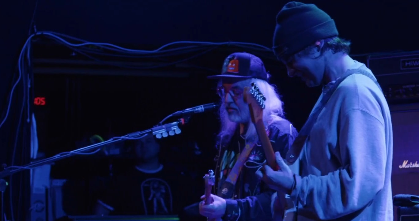 Regardez l'équipe Dinosaur Jr. avec Ryley Walker sur les gemmes "You're Living All Over Me" à Brooklyn