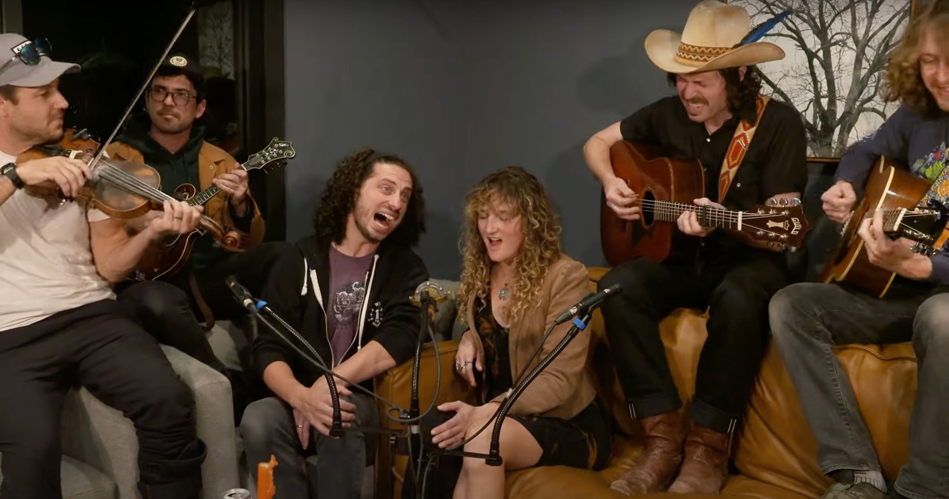 Regardez les frères comateux « avoir de la chance » avec des pigeons jouant au ping-pong et Madeline Hawthorne