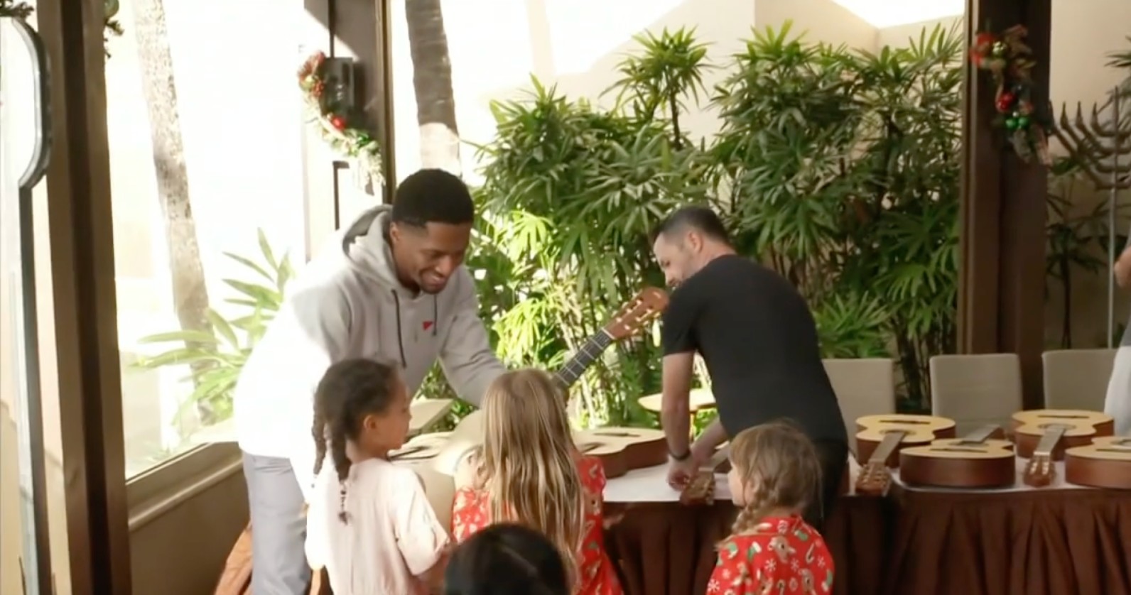 Ron Artis II offre des instruments de musique aux enfants touchés par les incendies de Maui