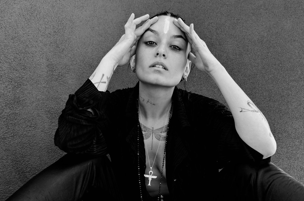 Sur le radar latin : I AM, Adrián Bello, Flor Alvarez et d'autres artistes à découvrir