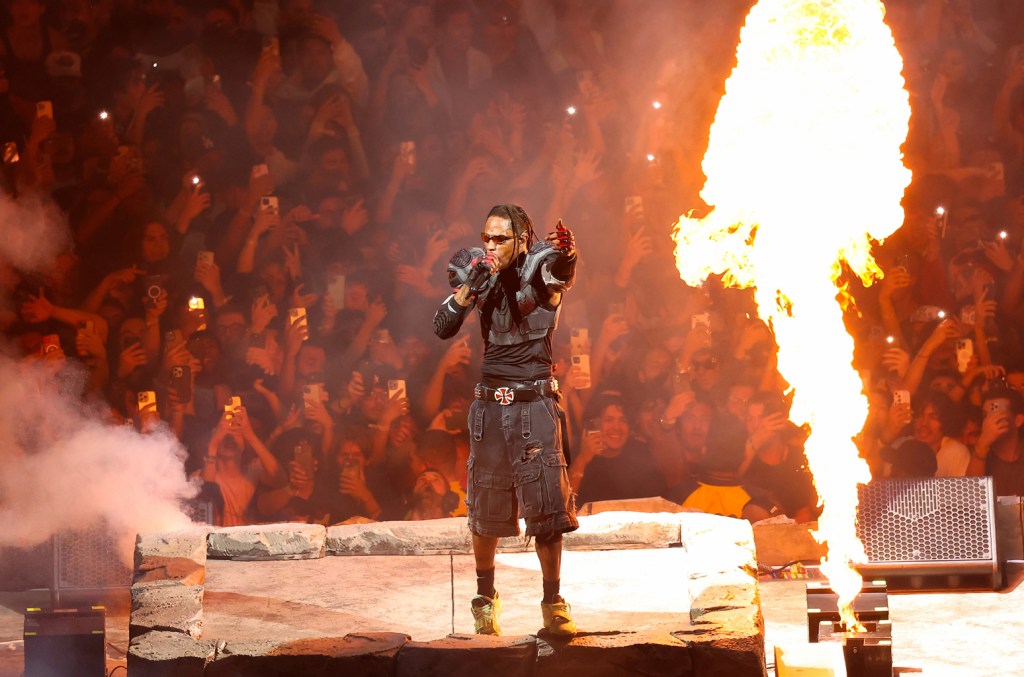 Travis Scott a failli être renversé pendant un concert par un accessoire à tête flottante géante