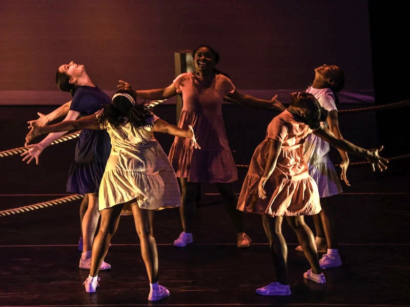 « The Other Side » au KenCen transforme un livre pour enfants en élévation