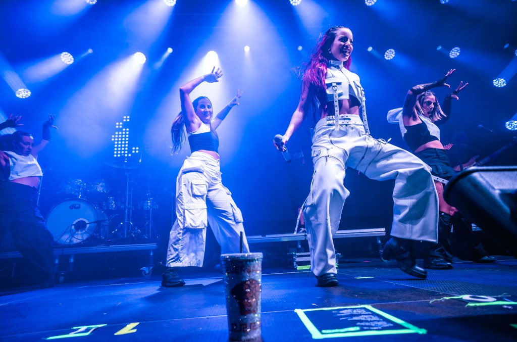 Emilia fait salle comble en Espagne et d'autres moments édifiants de musique latine