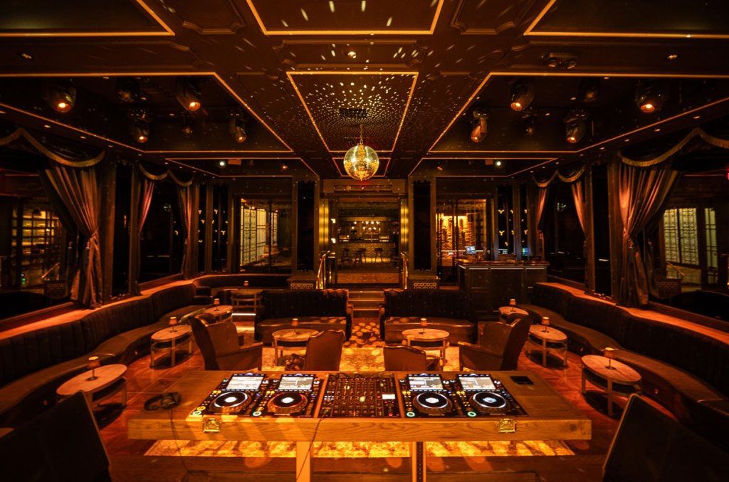 Découvrez un premier aperçu exclusif du tout nouveau club d'Hollywood, The Spotlight