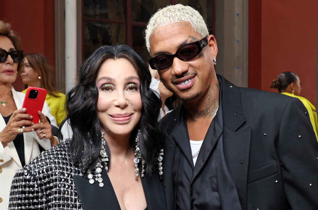 Cher se blottit contre son petit ami Alexander Edwards dans une nouvelle photo douce : "Love Is Love"