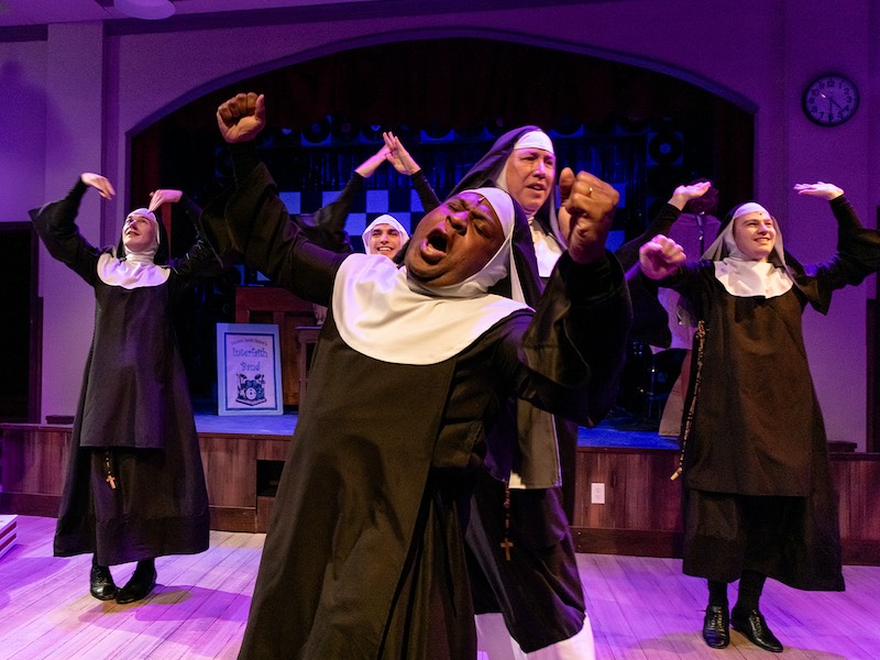 Comédie musicale loufoque en drag 'Nunsense A-Men !'  c'est très amusant au NextStop Theatre