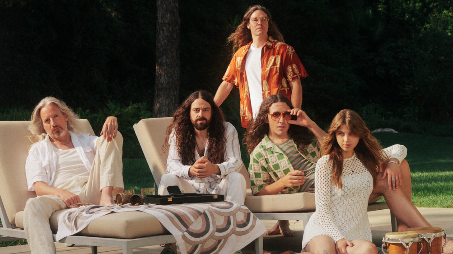 Écoutez Mikaela Davis chanter sur le premier morceau Circles Around The Sun avec voix : "After Sunrise"