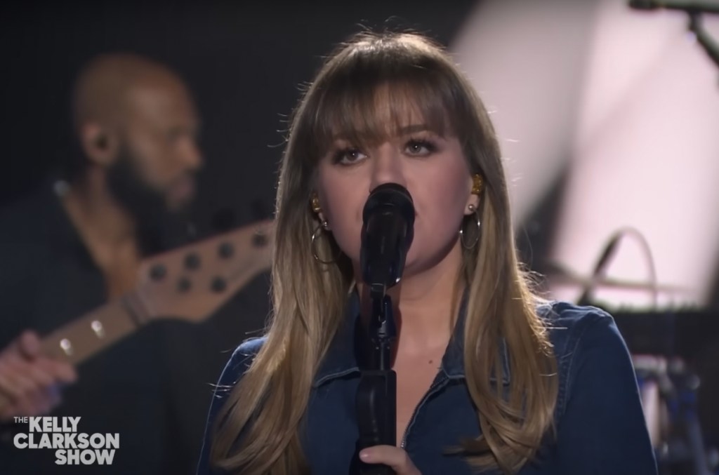 Kelly Clarkson ceinture un autre classique de U2 avec la reprise de Kellyoke « Mysterious Ways »