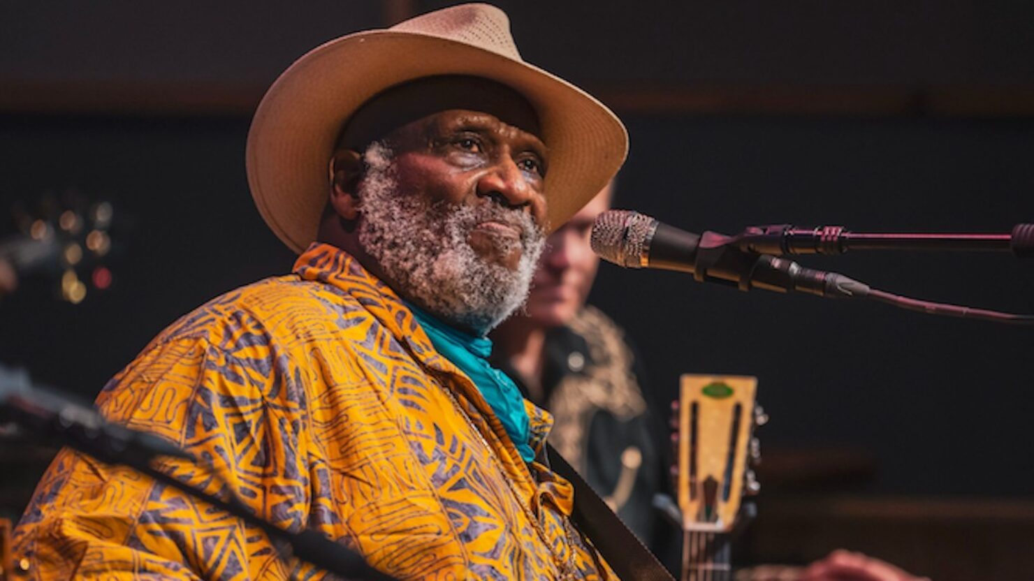 Le Taj Mahal présente un nouvel album live avec « Queen Bee » et annonce les dates de sa tournée nord-américaine en 2024