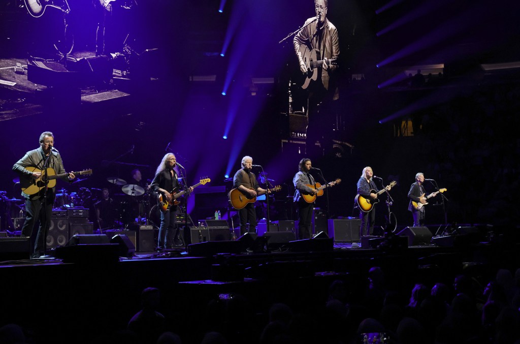 Les Eagles disent au revoir à la route et aux amis tombés au combat avec 4 spectacles du Forum de Los Angeles lors de la tournée finale Long Goodbye