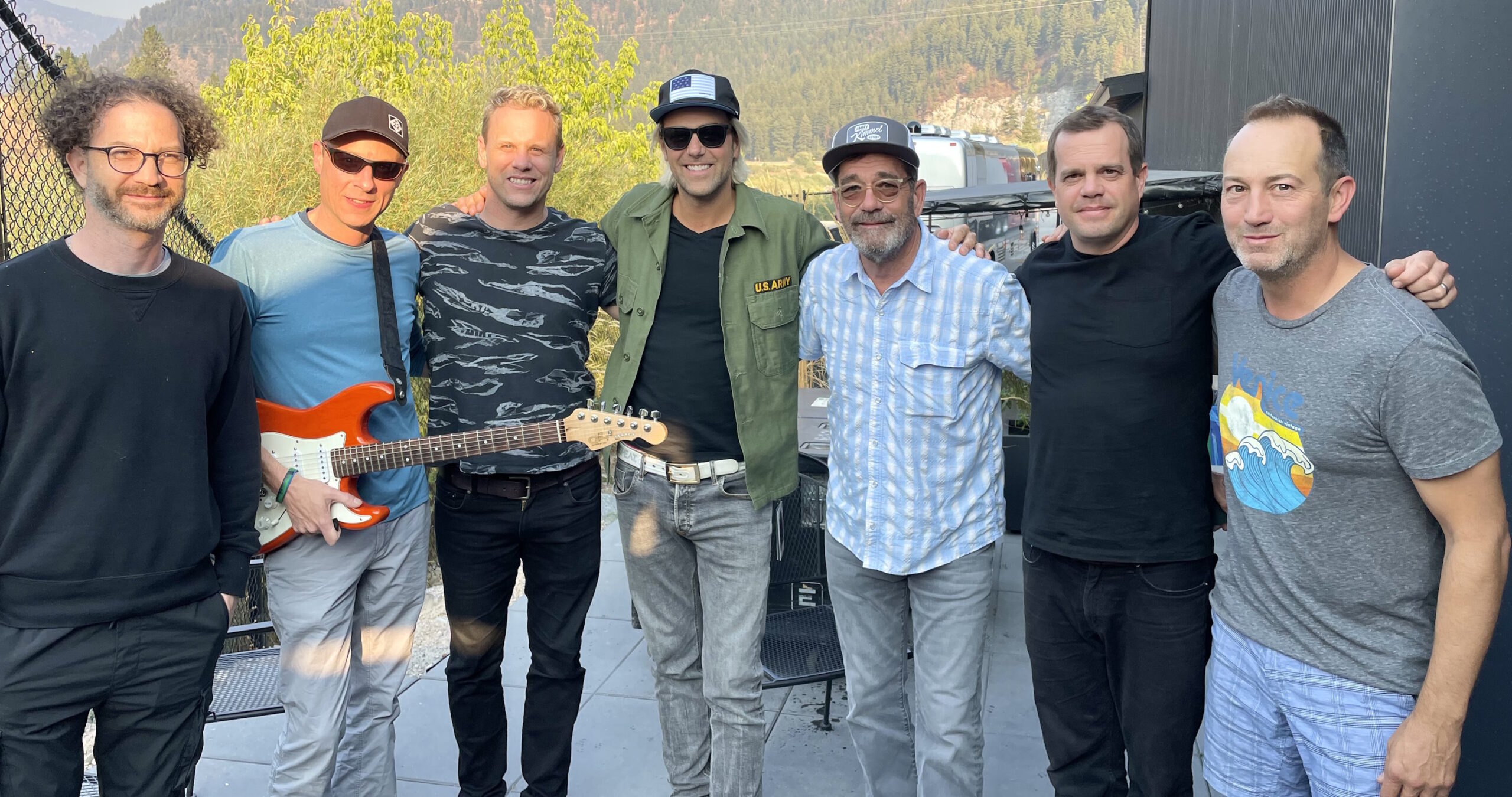 Mettez vos chaussures rouges et diffusez la reprise d'Umphrey McGee de "Let's Dance" de Bowie avec Huey Lewis